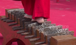Kung fu master walks on blades' edges barefoot in China's Sichuan