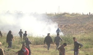 Israeli fire 'kills Palestinian teen' in latest Gaza protests