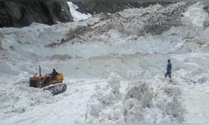 Indian authorities clear tonnes of snow so voters can reach polling stations