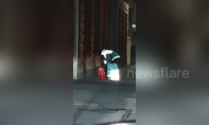 Lazy customer lowers rope to pick up food from UK delivery driver