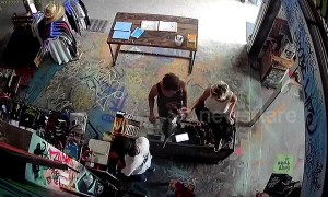 Audacious backpacker innocently strokes cat then steals shop assistant's phone in Bali