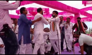 Indian politician gets slapped on stage while giving speech