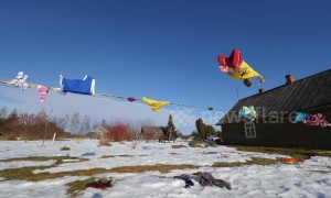 Talented slackliner performs UNBELIEVABLE trick by slashing clothes lines while backflipping