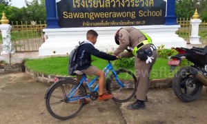 Kind-hearted policeman fixes boy's bike