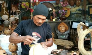 Indonesian man carves washed up coconuts and driftwood into amazing crafts