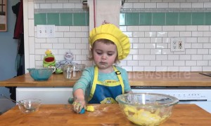 Two-year-old makes edible slime during own 'cooking show'