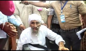 Delhi's oldest voter casts his vote in Indian general election