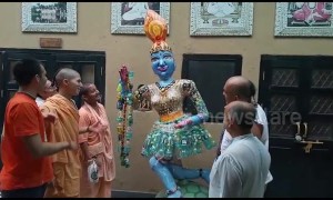 South American artists build statue of Hindu goddess out of 150kg of plastic waste