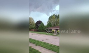 Terrifying footage of a tornado forming outside Chicago, Illinois USA
