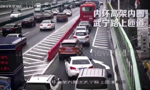 Vehicles enter busy overpass in perfect order in Shanghai