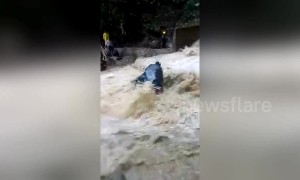 Floodwaters almost sweep biker off cliff in Honduras