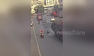 Scooter rider miraculously survives from being run over by lorry in China