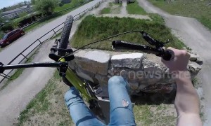 Smash! Mountain biker loses handlebar in mid-air