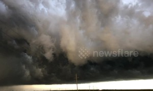 "Apocalyptic" storm cloud sweeps across Oklahoma