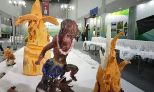 Talented cooks carve vivid animals out of food in China