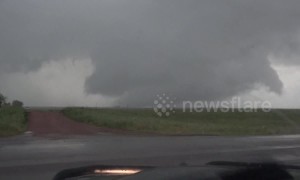 US storm chaser films tornado forming in Oklahoma