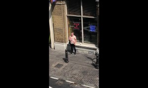London man sings ‘Shallow’ from A Star Is Born in spontaneous street performance