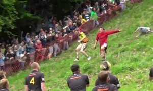Daredevils run down Cooper's Hill for Gloucestershire Cheese Rolling race, UK