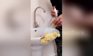 Incredible life-hack! Creative Chinese repairman perfectly fixes household goods using instant noodles