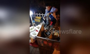 Chinese vendor uses traditional cooking technique to make popcorn