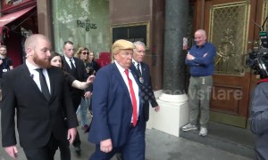 Donald Trump impersonator does walking tour in central London