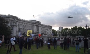 Boos ring out as Trump lands at Buckingham Palace for state banquet