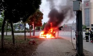 Driver narrowly survives after escaping from burning car in China