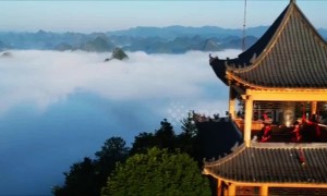 Stunning sea of clouds turns Chinese town into a cinematic scene