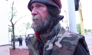 Muslim man chats with homeless veteran about life experiences