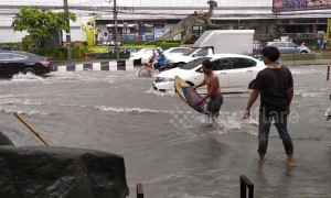Man goes surfing on flooded Thai road after heavy rain
