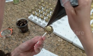 Self-taught US baker creates hypnotizing swirls on cake pops