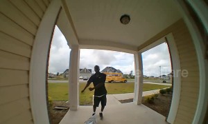 US delivery driver dances for doorbell camera after dropping off parcel