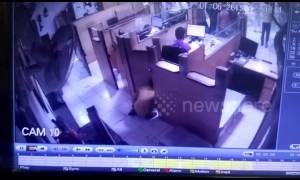 Cheeky thief sneaks up on bank employee and steals cash