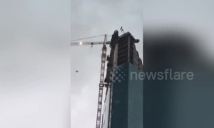 Strong winds see debris ripped from Dallas skyscraper under construction