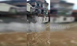 Residential house collapses as flash flooding hits China's Jianghua