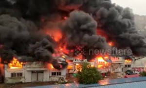 Parking lot fire sees thick smoke cover the skyline in eastern China