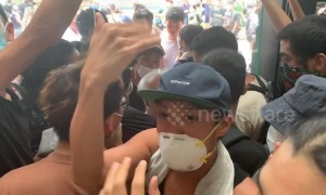 Old man quarrels with protesters inside Hong Kong's Immigration Tower