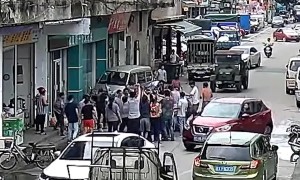 Quick-thinking passersby rescue 3-wheeler driver squashed under rebar in China's Foshan