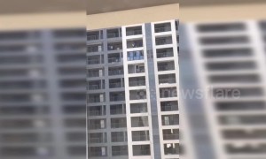 Cleaners throw dirty water from 13th floor of residential building in China