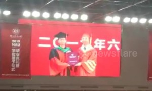 Nervous graduate forgets to take diploma after having picture with university president in China