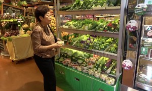 Supermarkets in Asia now use banana leaves instead of plastic packaging