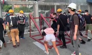 Hong Kong protesters barricade police inside chief executive's office