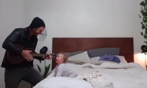 When dad starts playing ukulele, this baby girl has the best reaction