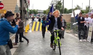 Boris Johnson impersonator rides around at Tory leadership debate in Manchester
