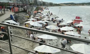 Tourists Surprised by Strong Wave