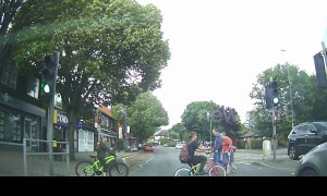 Kind-hearted kids help elderly couple cross the road