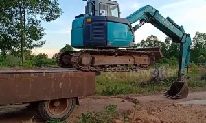 Extraordinary trick to get excavator onto the back of a truck in Vietnam