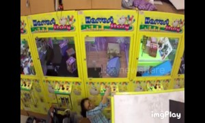 Thief caught on CCTV stealing cuddly toys from claw machine in Taiwan