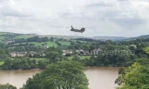 Chinook delivers sandbags to reinforce Whaley Bridge dam