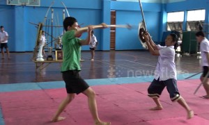 Meet the Thai teenager with incredible sword fighting skills